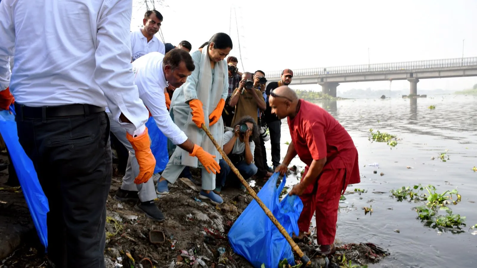 Delhi Cleans Yamuna Ghats in Record Drive: 116 Tonnes of “Forgotten History” Removed in a Single Day