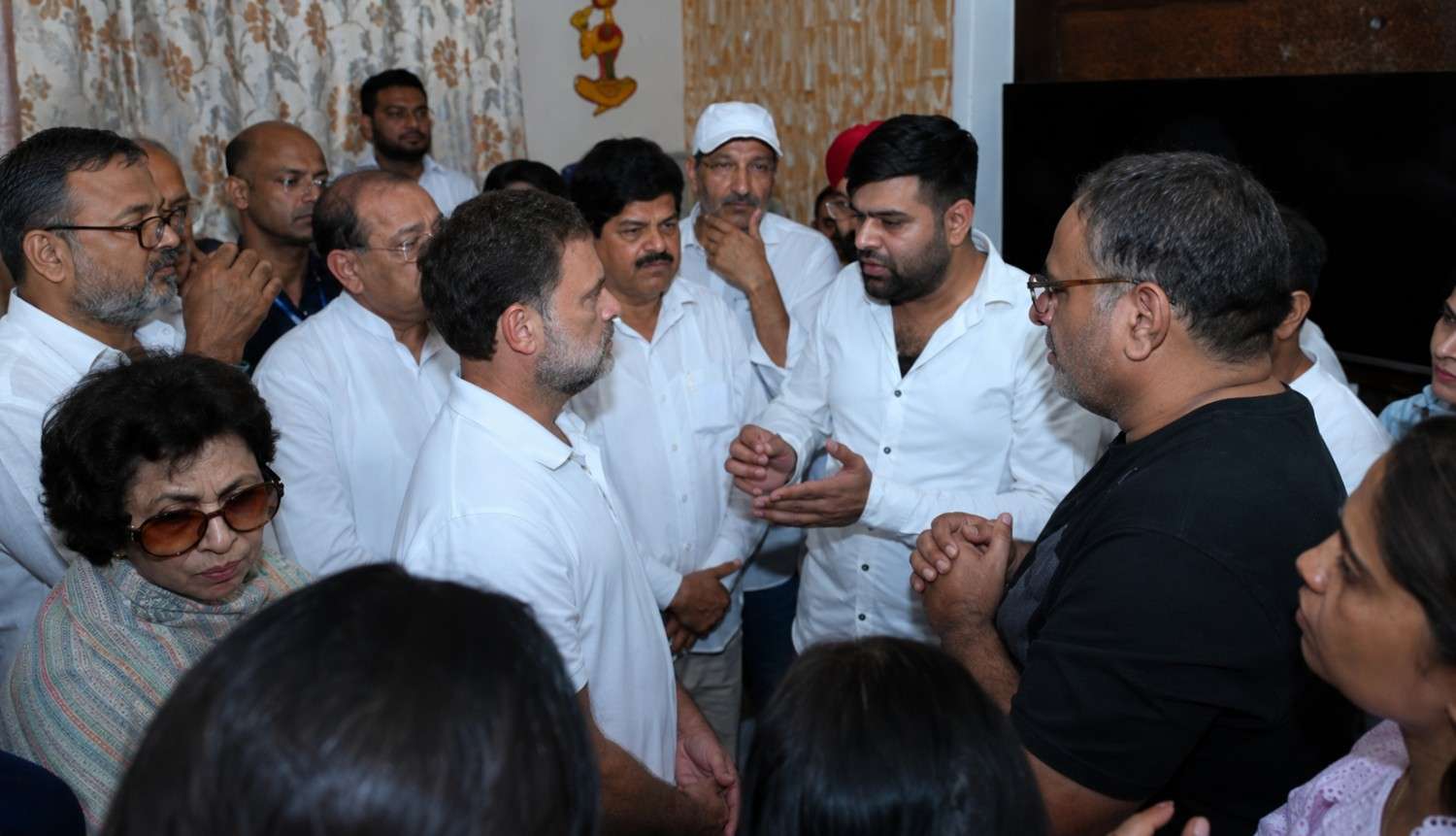 Dehradun: Rahul Gandhi Visits the Home of Late Congress Worker Amar Mehta, Who Died in an Accident During Event Preparations. 