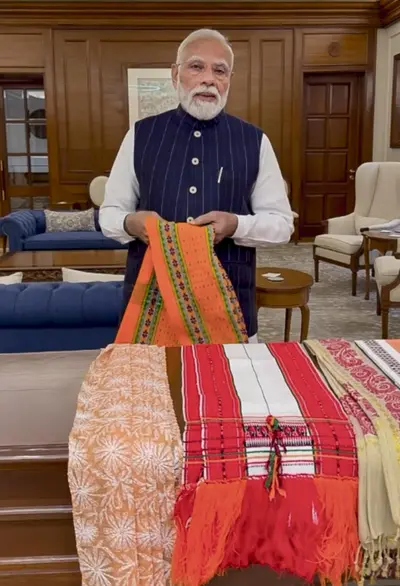 PM Urges Nation to Celebrate National Handloom Day