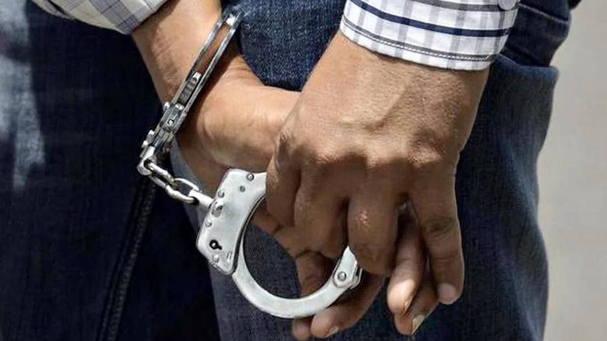 CBI arrests Deputy Controller of Accounts in l&B Ministry on graft charge.