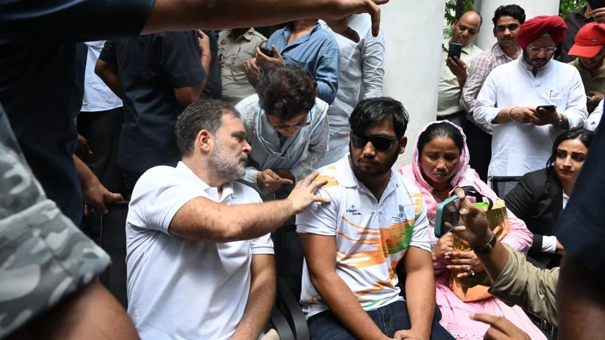 Rahul Gandhi Takes Dharna to Police Station, Asks Cops to Register the FIR.