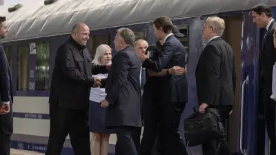 From Putin to Zelensky in 24 Hour, US Envoys Try the Peace Shuttle Service  